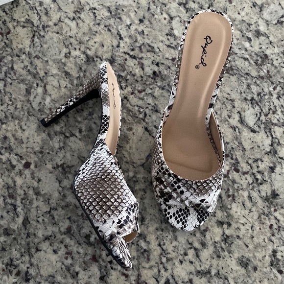 Qupid Jealous Black White Snake Heeled Mules (NEW in BOX) Size 10 - Picture 9 of 11